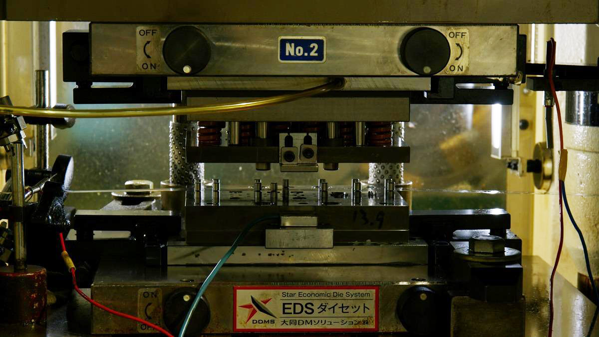 与えられた役割をきっちりこなす薄板ばね。 材料の性質を理解していないとできないこと
